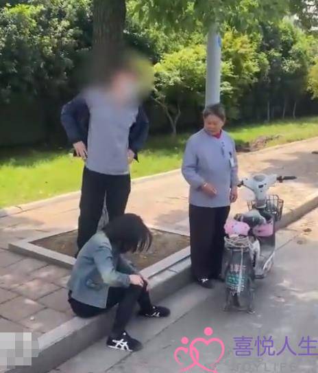 江苏一男子与女友吵架，将其推向正在行驶公交车扬言：要死一起死